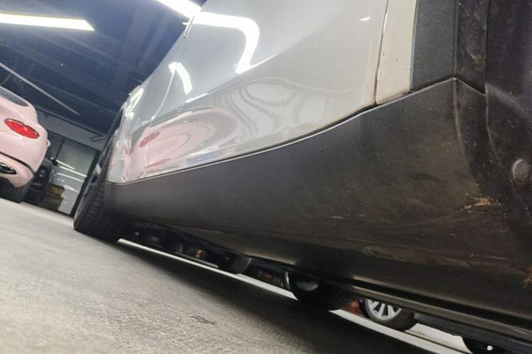 Used Tesla Model Y 2021 Long-Range All-Wheel-Drive Version Right Side Sill