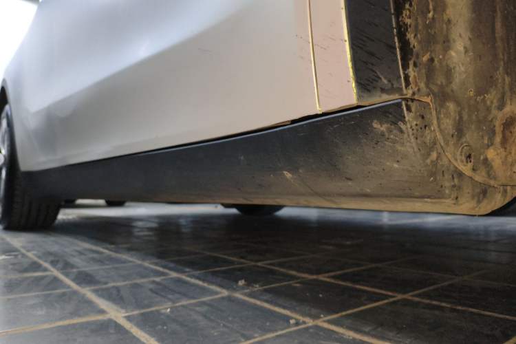 Used Tesla Model Y 2021 Standard Range Rear-Wheel Drive Version Right Side Sill