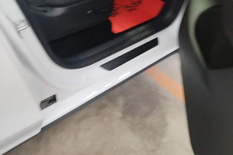 Used Tesla Model Y 2021 Long-Range All-Wheel-Drive Version 3D7 Right Side Sill