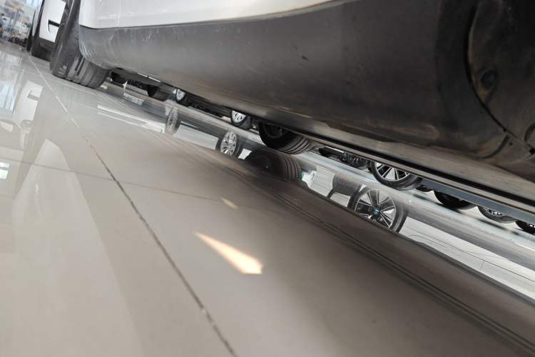 Used Tesla Model Y 2021 Long-Range All-Wheel-Drive Version Right Side Sill