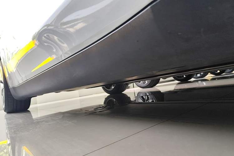 Used Tesla Model Y 2021 Standard Range Rear-Wheel Drive Version Right Side Sill