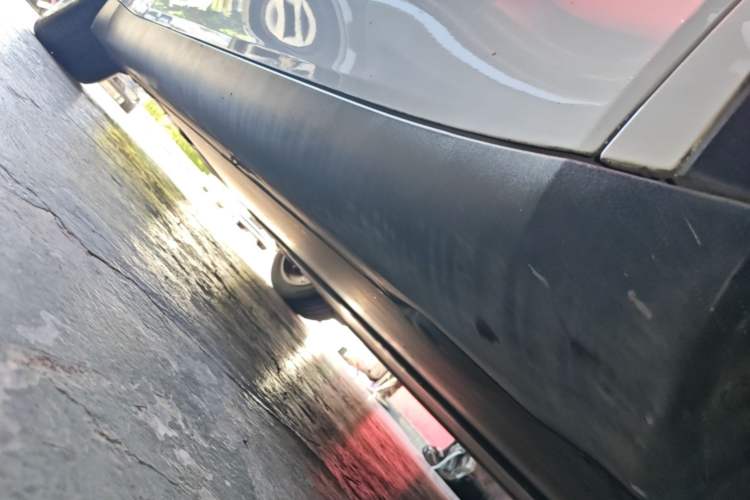 Used Tesla Model Y 2021 Standard Range Rear-Wheel Drive Version Right Side Sill