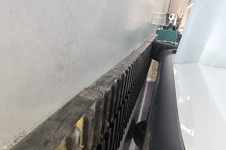 Used Tesla Model Y 2021 Long-Range All-Wheel-Drive Version Right Side Sill