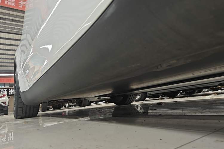 Used Tesla Model Y 2021 Long-Range All-Wheel-Drive Version Right Side Sill
