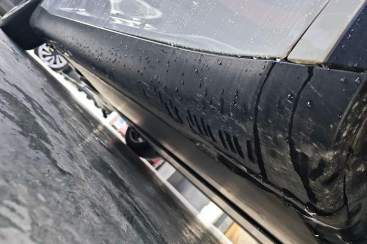 Used Tesla Model Y 2021 Long-Range All-Wheel-Drive Version Right Side Sill