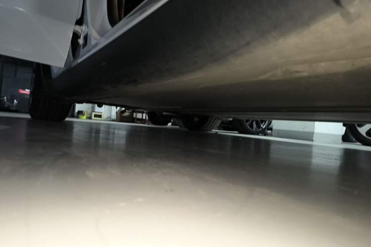 Used Tesla Model Y 2021 Long-Range All-Wheel-Drive Version Right Side Sill
