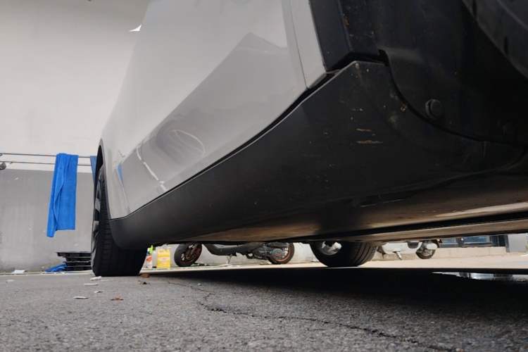 Used Tesla Model Y 2021 Long-Range All-Wheel-Drive Version 3D7 Right Side Sill