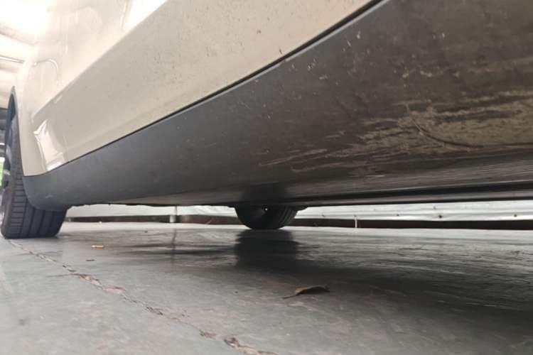 Used Tesla Model Y 2021 Long-Range All-Wheel-Drive Version Right Side Sill