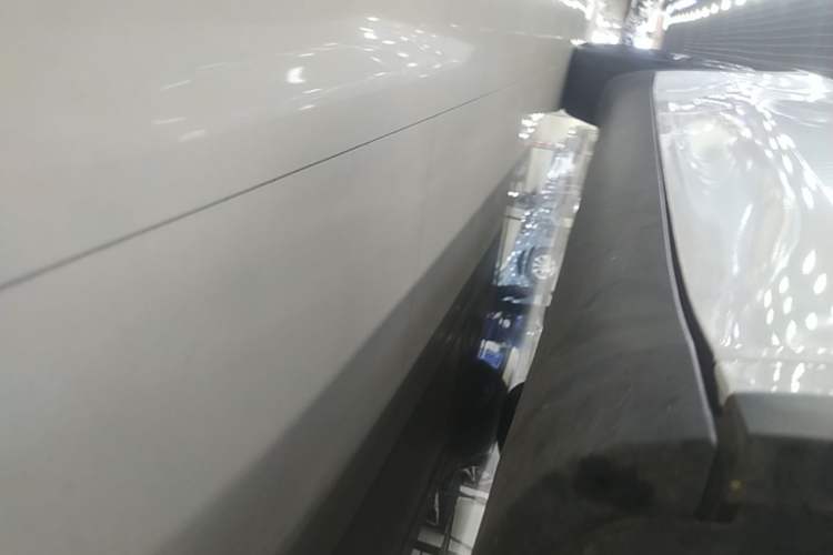 Used Tesla Model Y 2021 Long-Range All-Wheel-Drive Version Right Side Sill