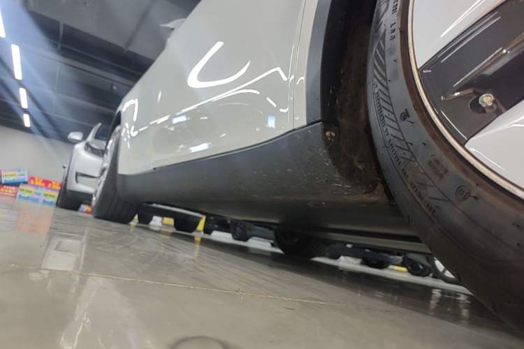 Used Tesla Model Y 2021 Long-Range All-Wheel-Drive Version Right Side Sill
