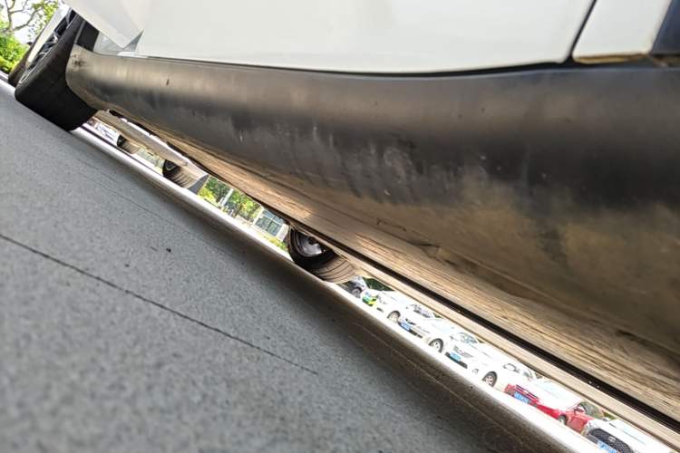 Used Tesla Model Y 2021 Long-Range All-Wheel-Drive Version Right Side Sill