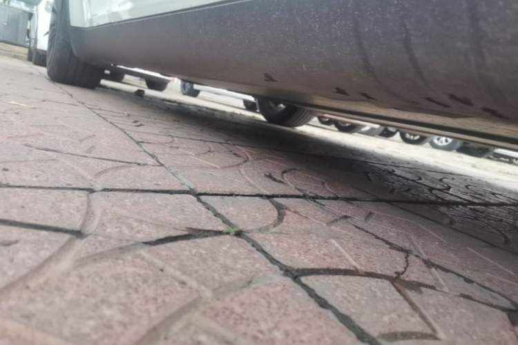 Used Tesla Model Y 2021 Long-Range All-Wheel-Drive Version Right Side Sill