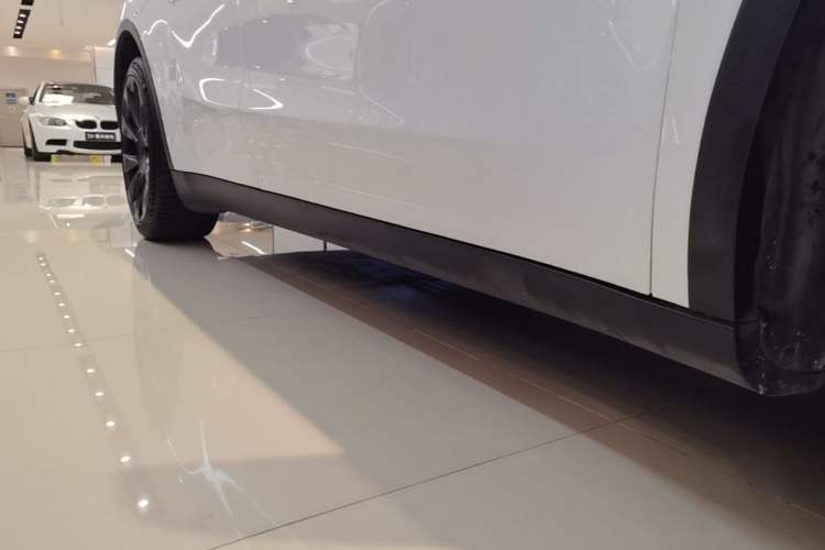 Used Tesla Model Y 2021 Standard Range Rear-Wheel Drive Version Right Side Sill