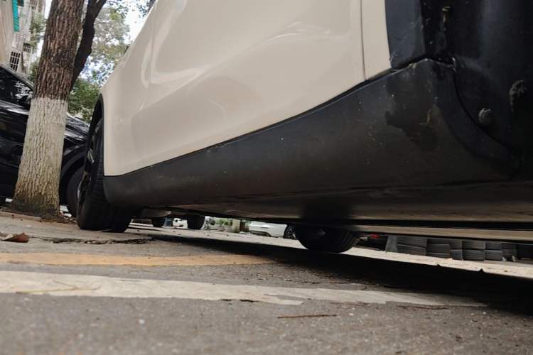 Used Tesla Model Y 2021 Long-Range All-Wheel-Drive Version Right Side Sill