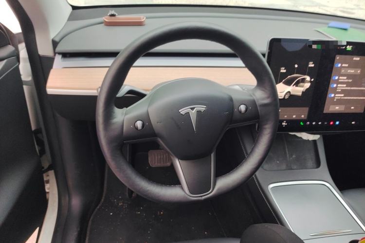 Used Tesla Model Y 2021 Long-Range All-Wheel-Drive Version Steering Wheel