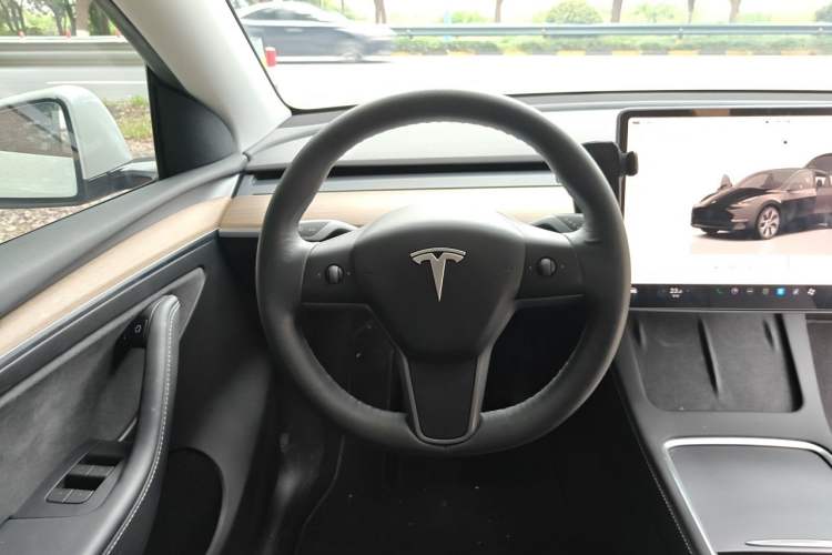 Used Tesla Model Y 2021 Long-Range All-Wheel-Drive Version Steering Wheel