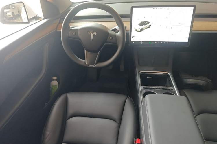 Used Tesla Model Y 2021 Long-Range All-Wheel-Drive Version Steering Wheel