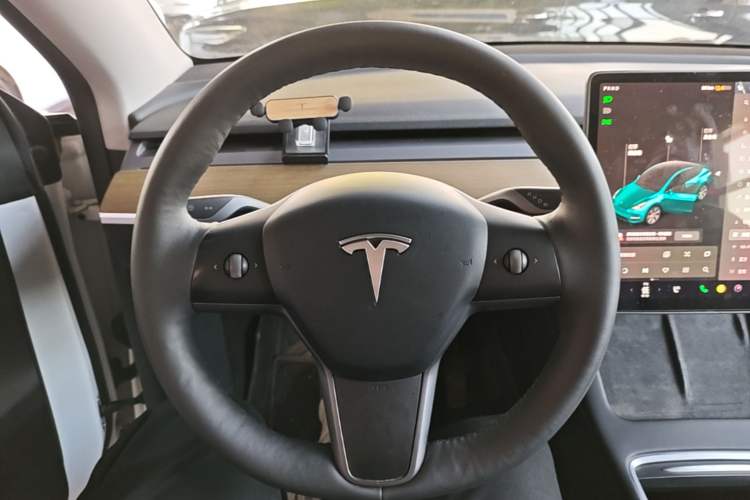 Used Tesla Model Y 2021 Long-Range All-Wheel-Drive Version 3D7 Steering Wheel