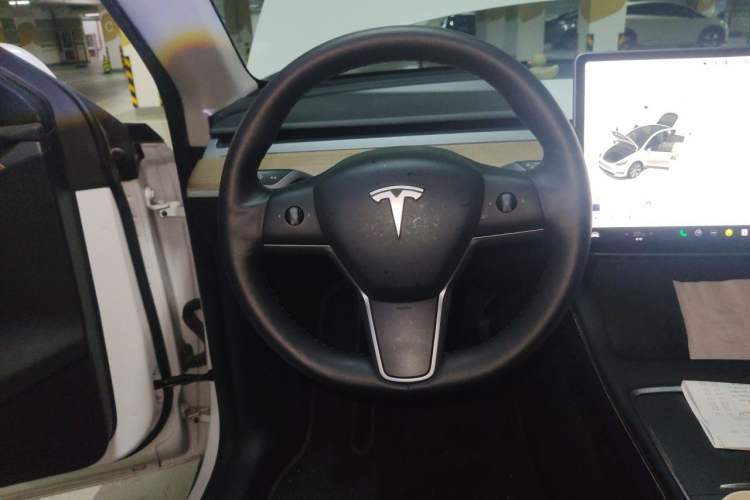 Used Tesla Model Y 2021 Standard Range Rear-Wheel Drive Version Steering Wheel