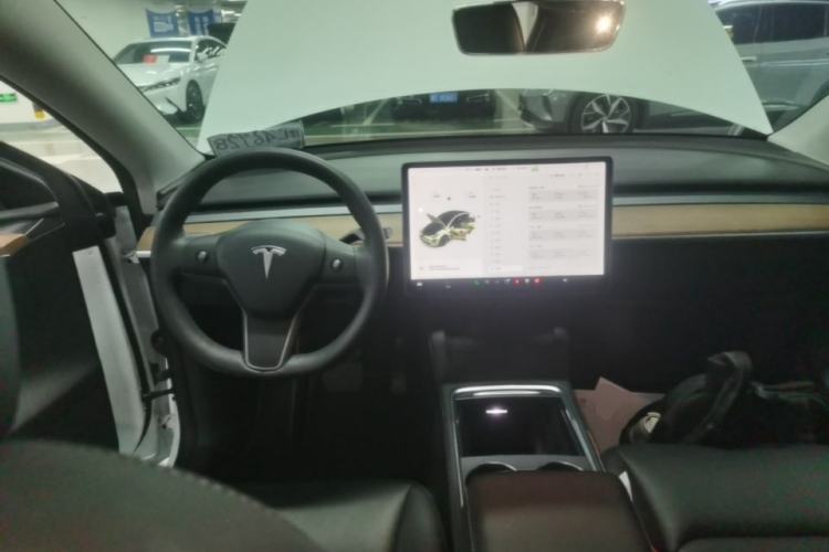 Used Tesla Model Y 2021 Long-Range All-Wheel-Drive Version Steering Wheel