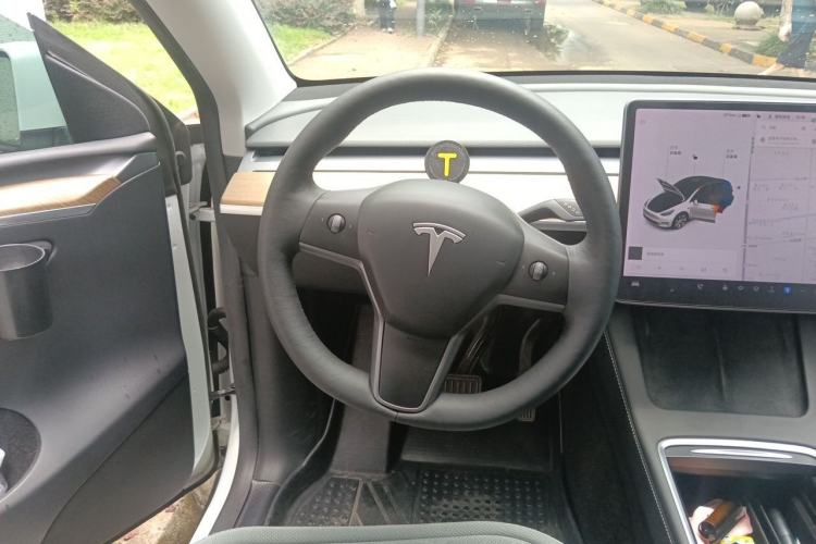 Used Tesla Model Y 2021 Long-Range All-Wheel-Drive Version Steering Wheel