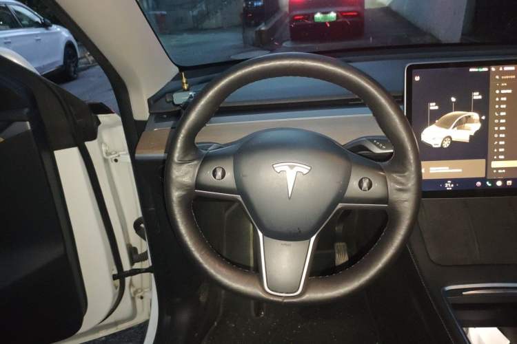Used Tesla Model Y 2021 Long-Range All-Wheel-Drive Version Steering Wheel