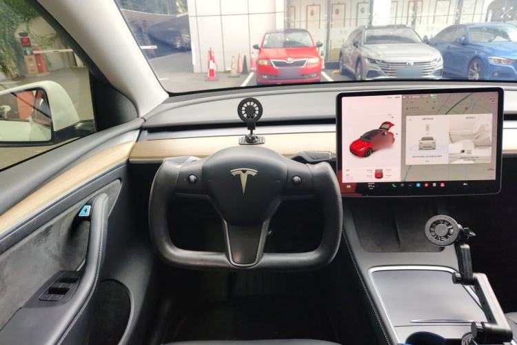 Used Tesla Model Y 2021 Long-Range All-Wheel-Drive Version Steering Wheel