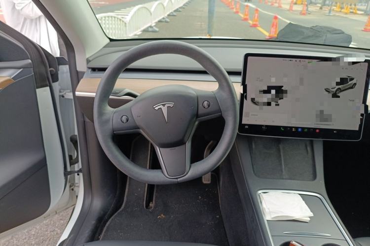 Used Tesla Model Y 2021 Long-Range All-Wheel-Drive Version 3D7 Steering Wheel