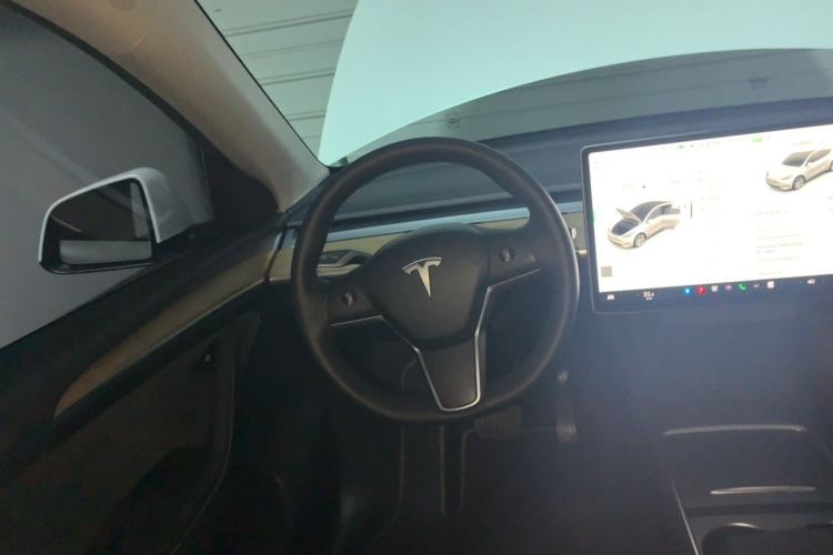 Used Tesla Model Y 2021 Long-Range All-Wheel-Drive Version Steering Wheel