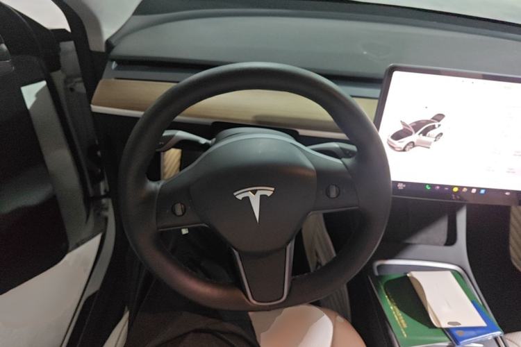 Used Tesla Model Y 2021 Standard Range Rear-Wheel Drive Version Steering Wheel