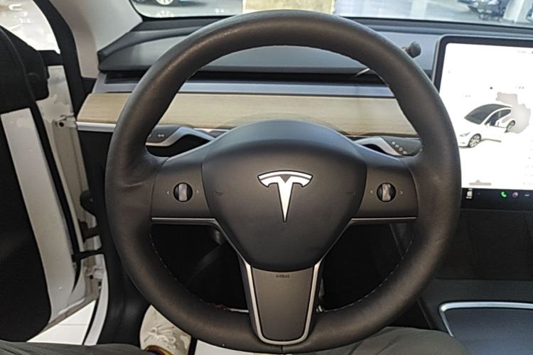 Used Tesla Model Y 2021 Long-Range All-Wheel-Drive Version Steering Wheel
