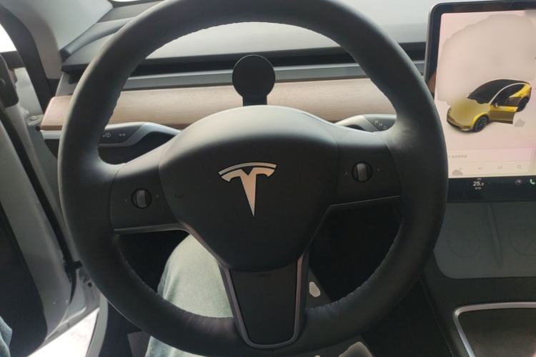 Used Tesla Model Y 2021 Long-Range All-Wheel-Drive Version Steering Wheel
