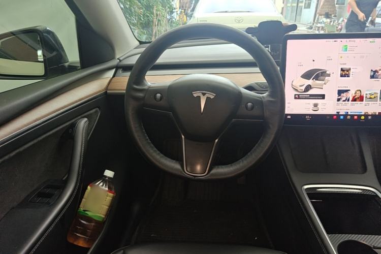 Used Tesla Model Y 2021 Long-Range All-Wheel-Drive Version Steering Wheel