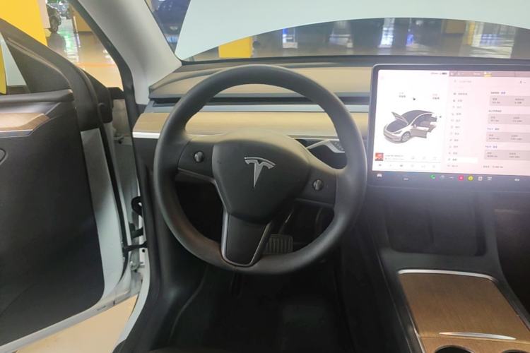 Used Tesla Model Y 2021 Long-Range All-Wheel-Drive Version Steering Wheel