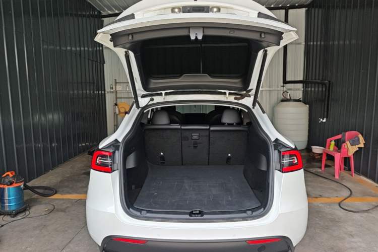 Used Tesla Model Y 2021 Standard Range Rear-Wheel Drive Version Trunk
