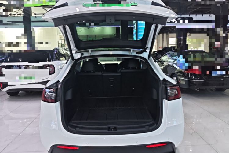 Used Tesla Model Y 2021 Long-Range All-Wheel-Drive Version Trunk