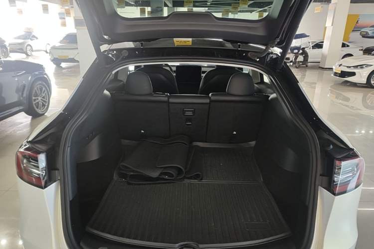 Used Tesla Model Y 2021 Standard Range Rear-Wheel Drive Version Trunk