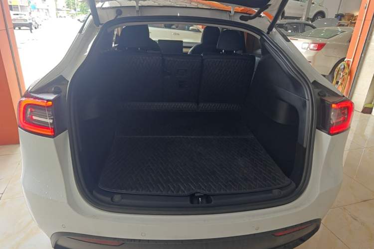 Used Tesla Model Y 2021 Long-Range All-Wheel-Drive Version Trunk