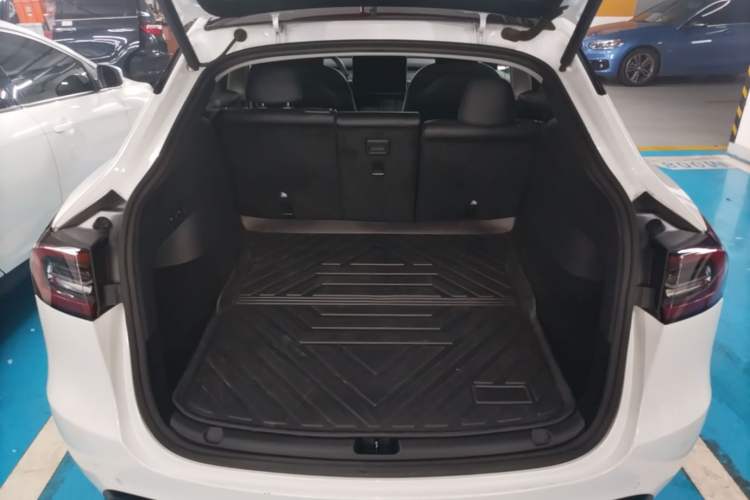 Used Tesla Model Y 2021 Standard Range Rear-Wheel Drive Version Trunk
