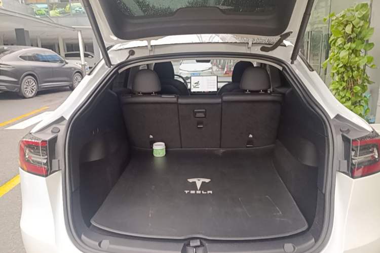 Used Tesla Model Y 2021 Long-Range All-Wheel-Drive Version Trunk