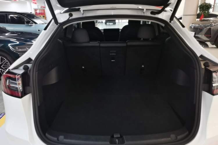 Used Tesla Model Y 2021 Long-Range All-Wheel-Drive Version 3D7 Trunk