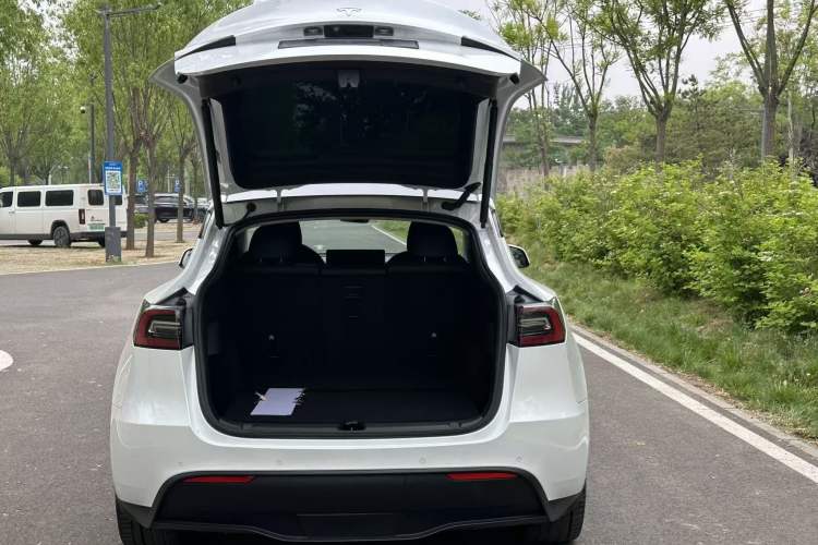 Used Tesla Model Y 2021 Long-Range All-Wheel-Drive Version Trunk