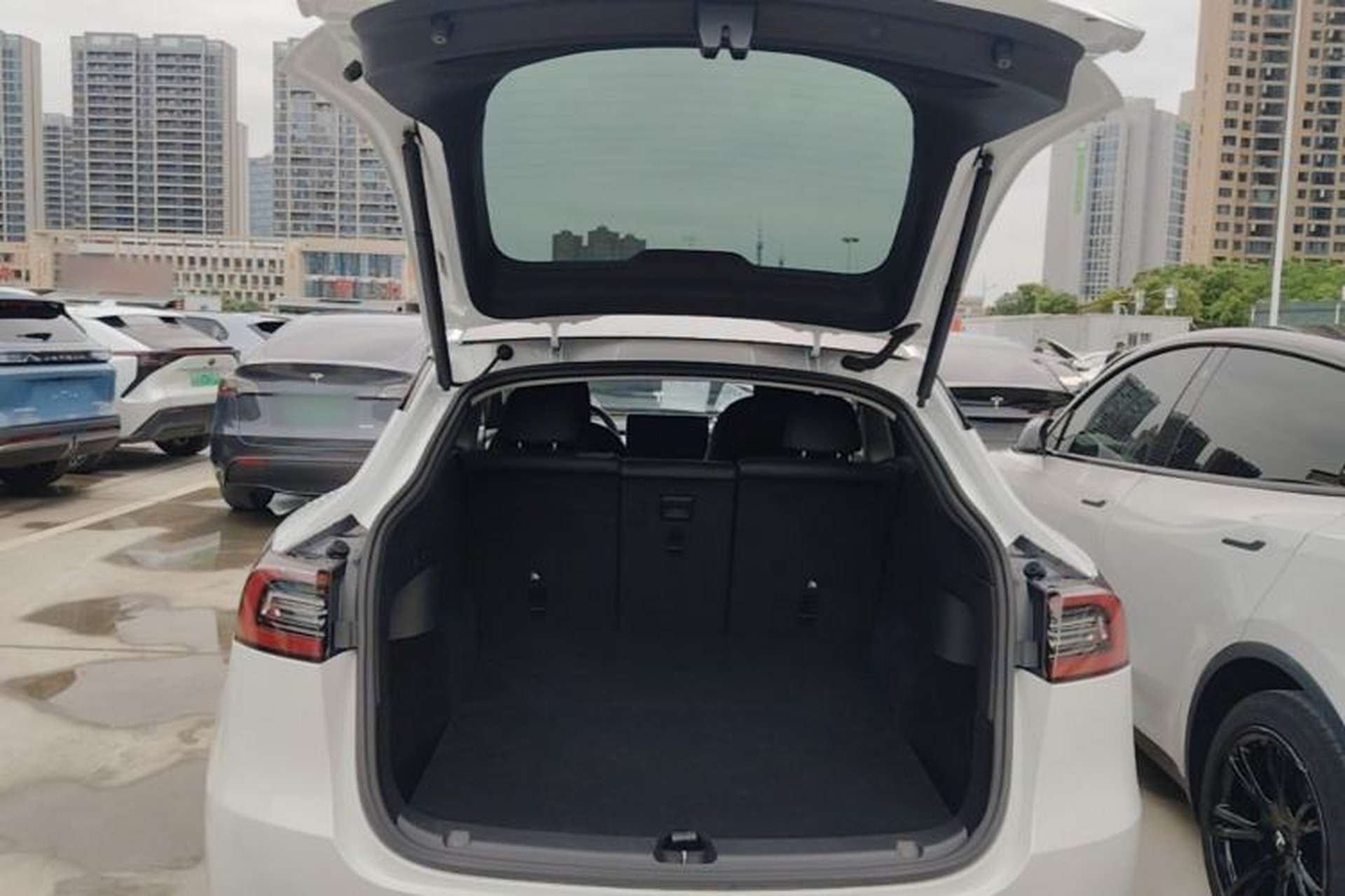 Used Tesla Model Y 2021 Standard Range Rear-Wheel Drive Version Trunk