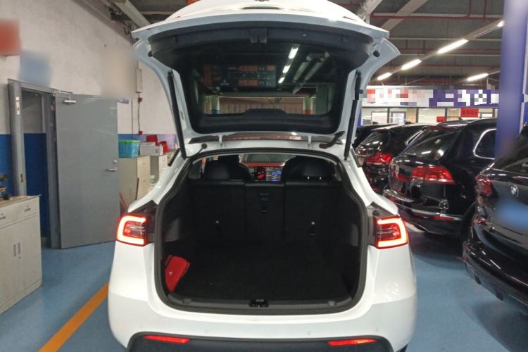 Used Tesla Model Y 2021 Long-Range All-Wheel-Drive Version Trunk