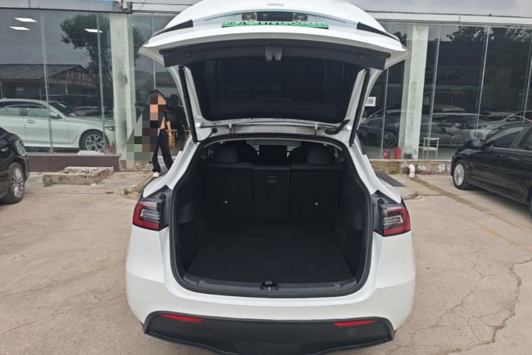 Used Tesla Model Y 2021 Long-Range All-Wheel-Drive Version Trunk