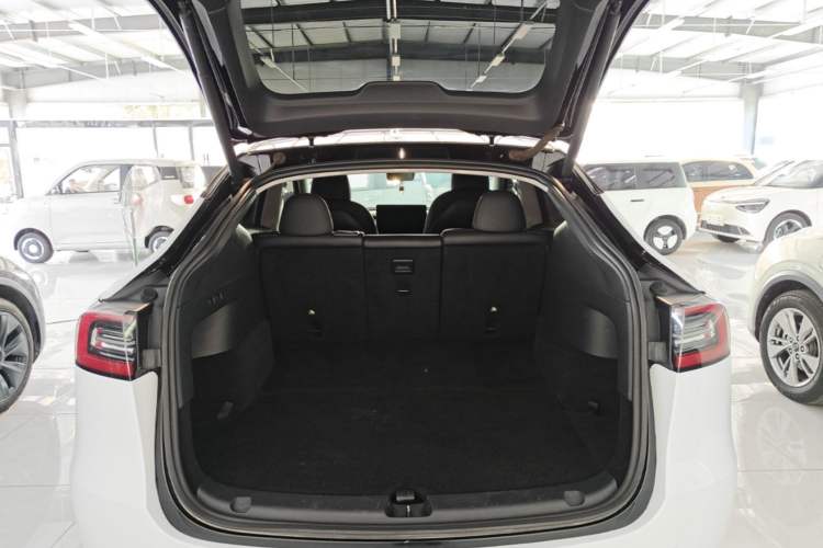 Used Tesla Model Y 2021 Long-Range All-Wheel-Drive Version Trunk