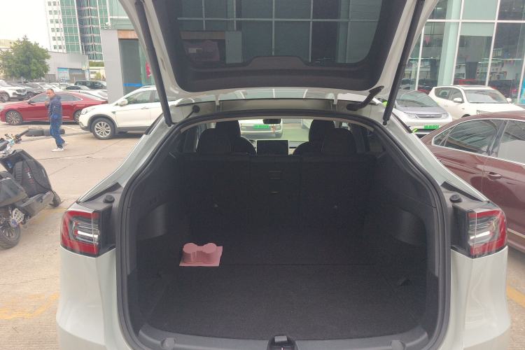 Used Tesla Model Y 2021 Long-Range All-Wheel-Drive Version Trunk