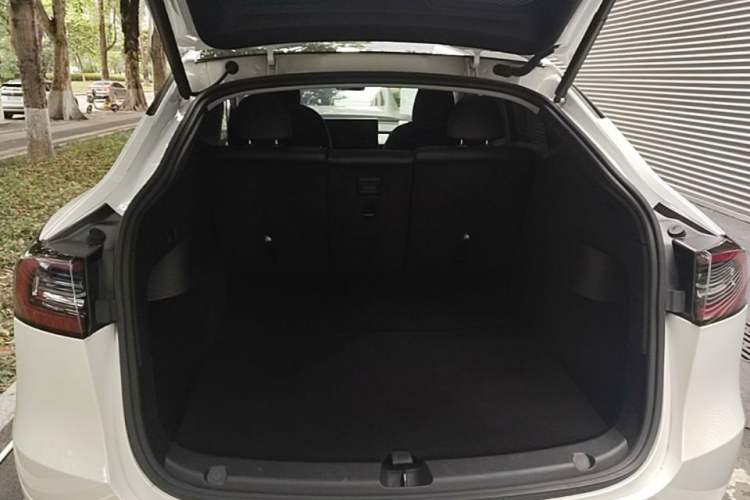 Used Tesla Model Y 2021 Standard Range Rear-Wheel Drive Version Trunk