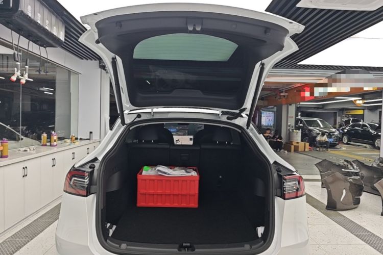 Used Tesla Model Y 2021 Standard Range Rear-Wheel Drive Version Trunk