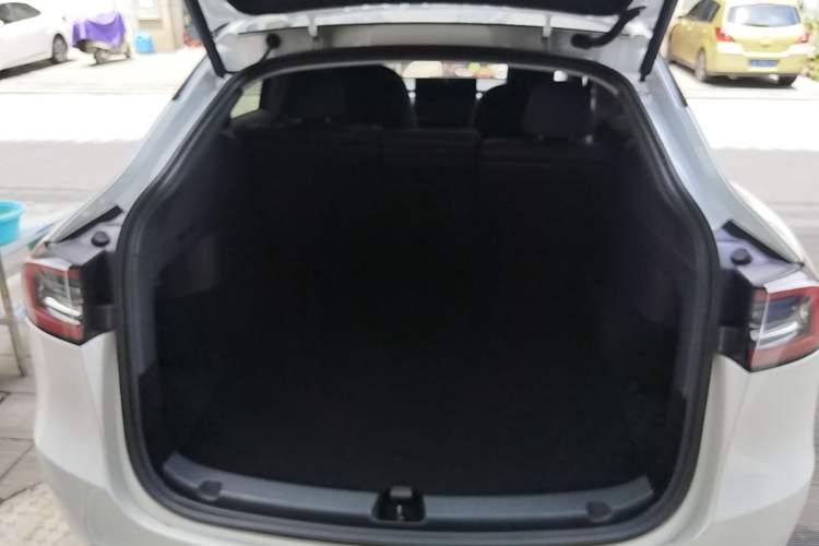 Used Tesla Model Y 2021 Standard Range Rear-Wheel Drive Version Trunk